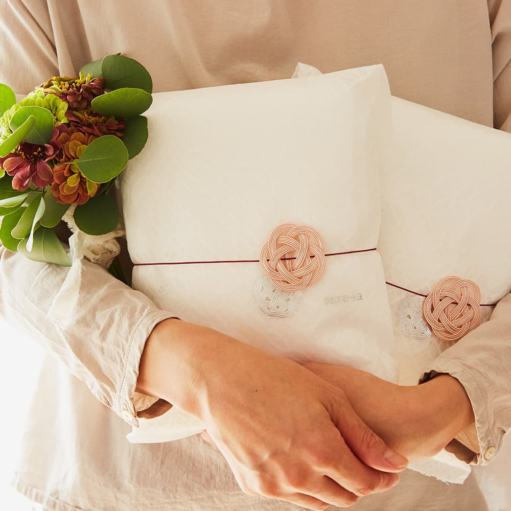 今治タオルsara-laのフェイスタオルを持つ女性