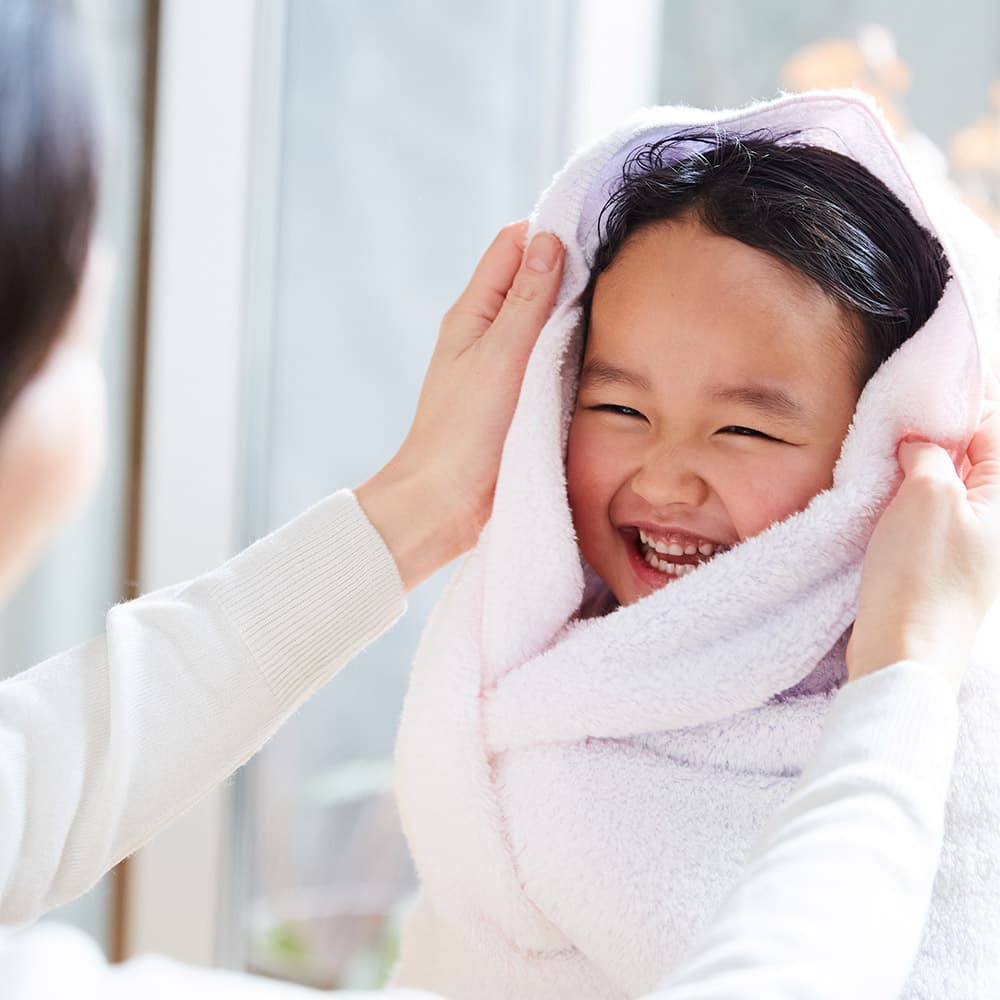 バスタオルで包まれている子供