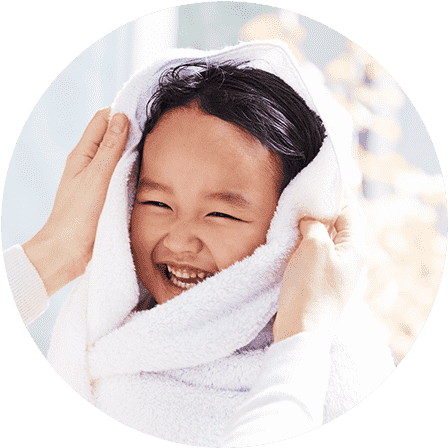 タオルを子供に巻いている写真