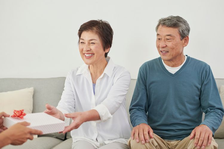 年配の方や目上の方にプレゼントを渡す