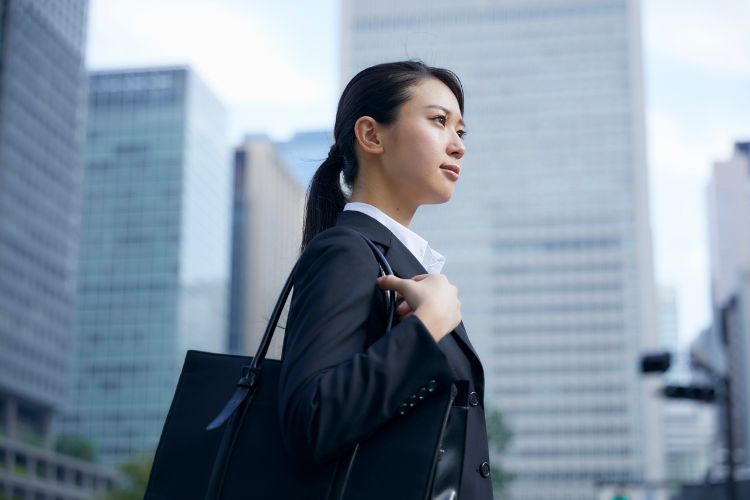 就職し、新生活を始める女性